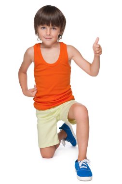 sevimli küçük çocuk ile baş parmağını