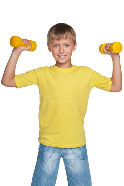 Ragazzo sorridente fare esercizi — Foto Stock