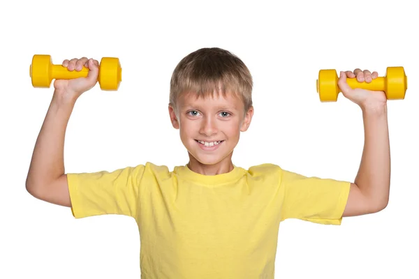 Ragazzo sorridente con i manubri fare esercizi — Foto Stock