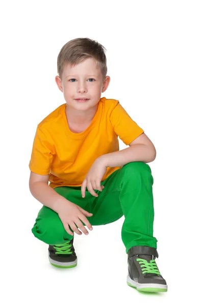 年轻的男孩，穿着一件黄色的衬衫 — 图库照片