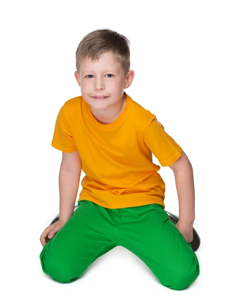 Schattige jonge jongen in een gele overhemd — Stockfoto