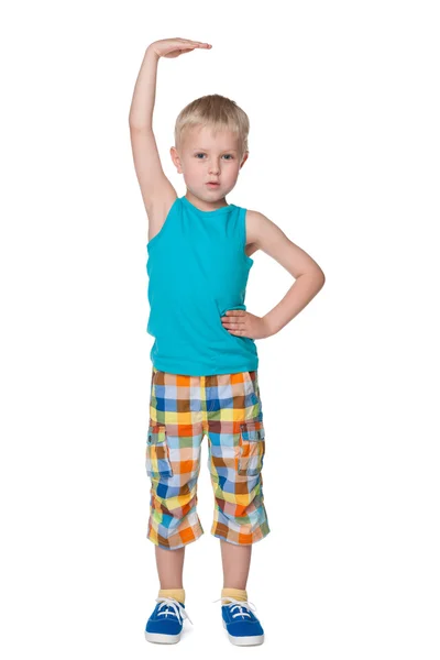 Un niño pequeño muestra cómo es alto —  Fotos de Stock