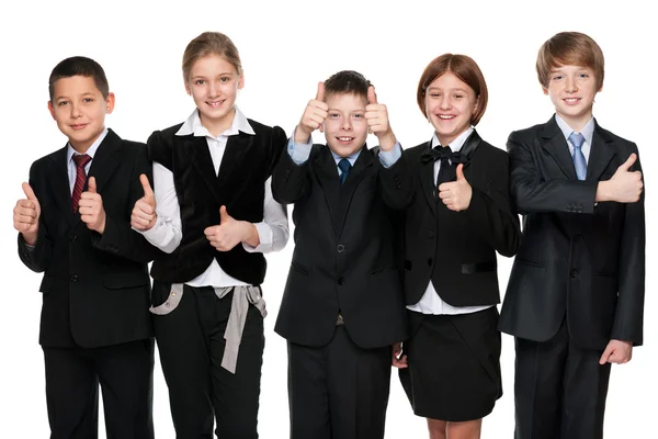Öt boldog diákok tartsa a hüvelykujját — Stock Fotó