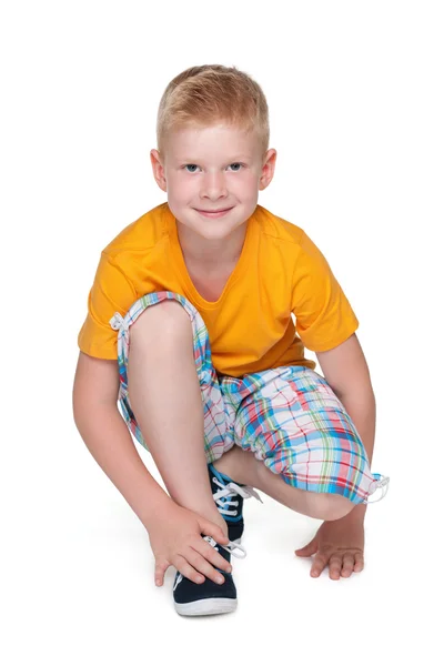 Lächelnder kleiner Junge im gelben Hemd Stockbild