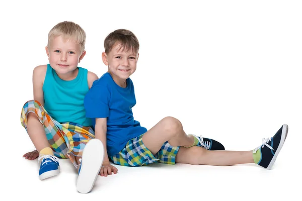 Two little boys sit together — Stock Photo, Image