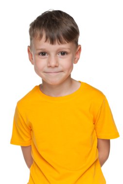 Sarı tişörtlü şirin küçük çocuk