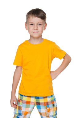 Sarı tişörtlü küçük çocuk