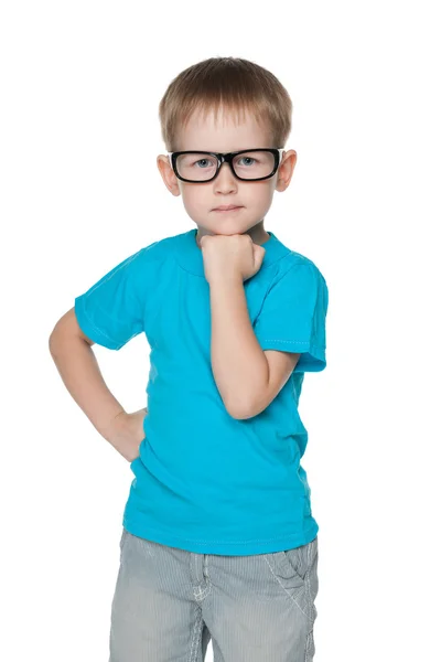 Schattige kleine jongen in een blauw shirt — Stockfoto