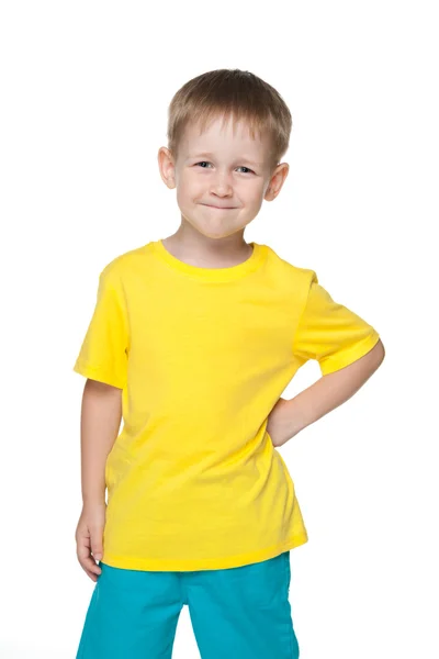 Petit garçon souriant dans une chemise jaune — Photo