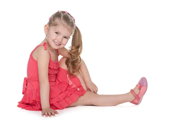 Bedårande liten flicka sitter på golvet — Stockfoto