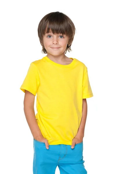 Schattige kleine jongen in een gele overhemd — Stockfoto