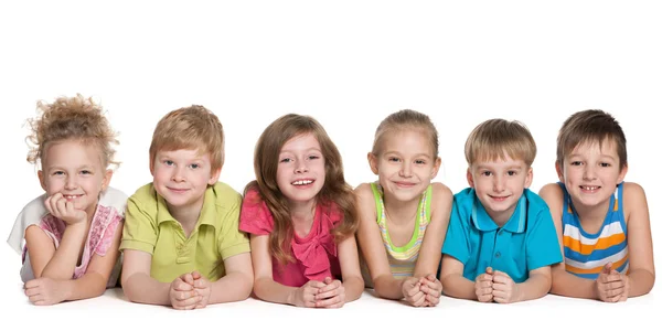 Altı gülümseyen çocuk grubu