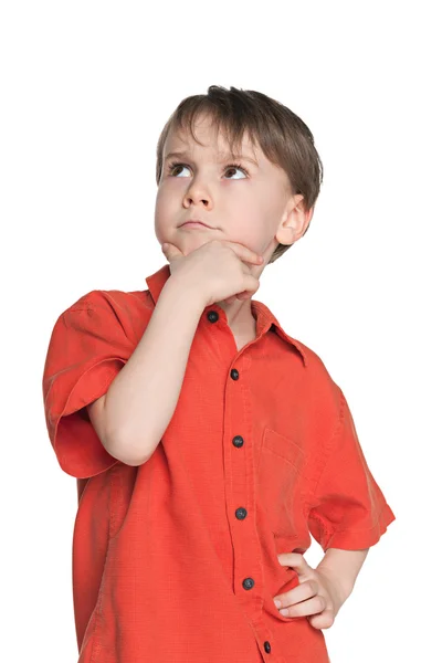 Ernstige kleine jongen in een rode shirt — Stockfoto