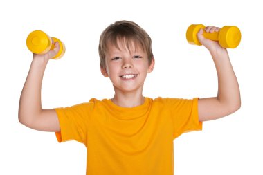 Neşeli çocuk dumbbells ile yapmak egzersizleri