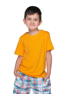 Sarı gömlekli bir yaramaz genç çocuk