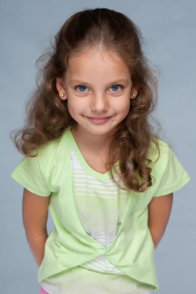 Bella bambina con i capelli che scorrono — Foto Stock