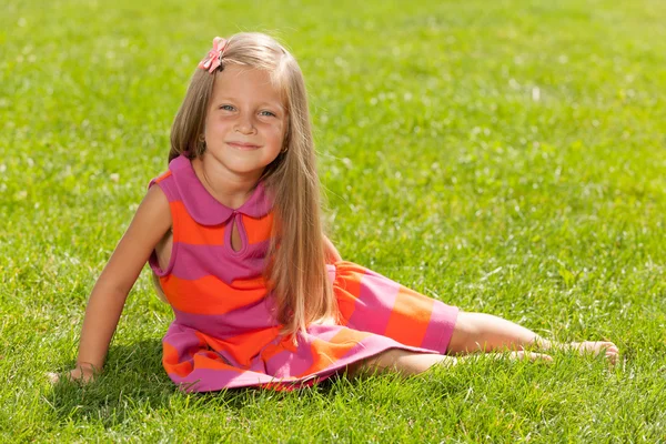 Cute dziewczynka na trawie — Zdjęcie stockowe
