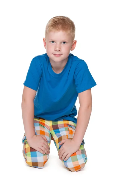 Niño joven con una camisa azul —  Fotos de Stock