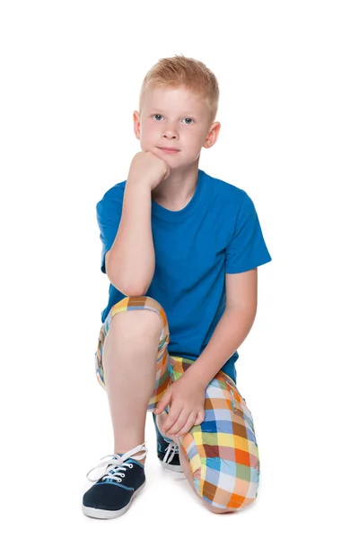 Slimme kleine jongen in een blauw shirt — Stockfoto