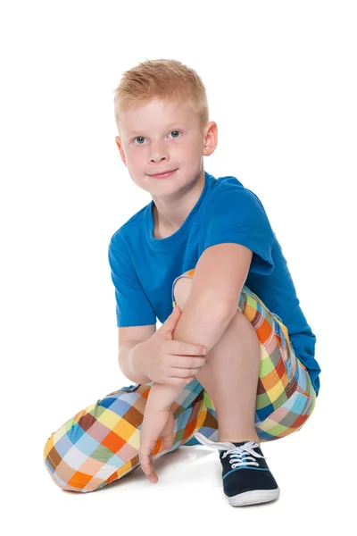 Knappe kleine jongen in een blauw shirt — Stockfoto