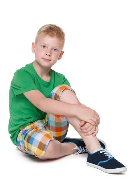 Kleine jongen in het groene shirt — Stockfoto