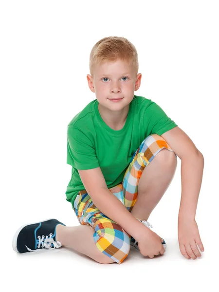 Niño joven con la camisa verde — Foto de Stock