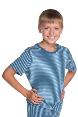 Mavi çizgili gömlekli mutlu genç çocuk