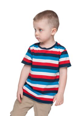 Dalgın küçük çocuk bir yana görünüyor