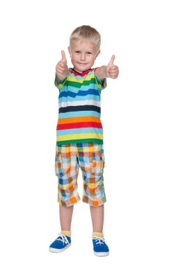 küçük çocuk parmaklarını havaya