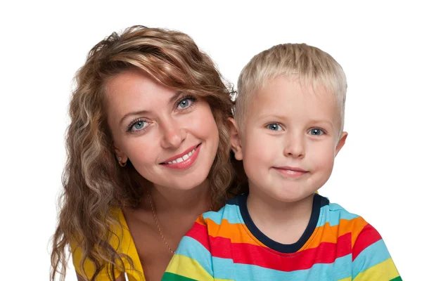 Guapo niño con su madre — Foto de Stock