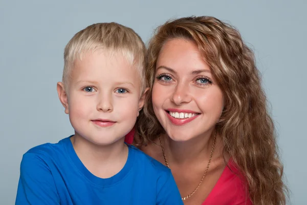 Liten pojke och hans mor — Stockfoto