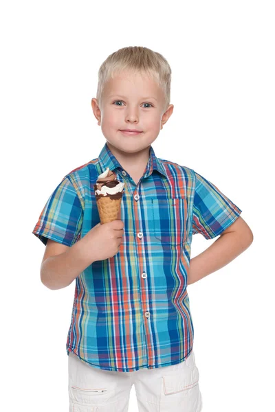 Kleine jongen met ijs — Stockfoto