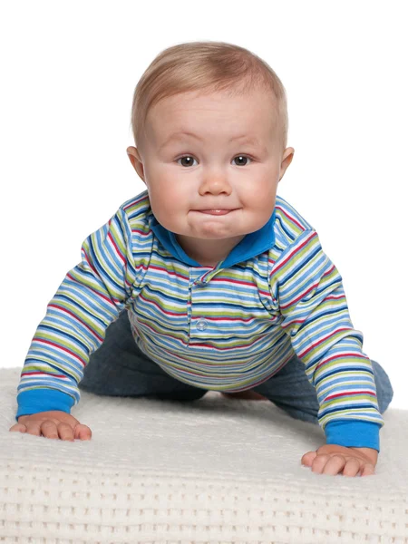 Niedlicher kleiner Junge auf dem weißen — Stockfoto