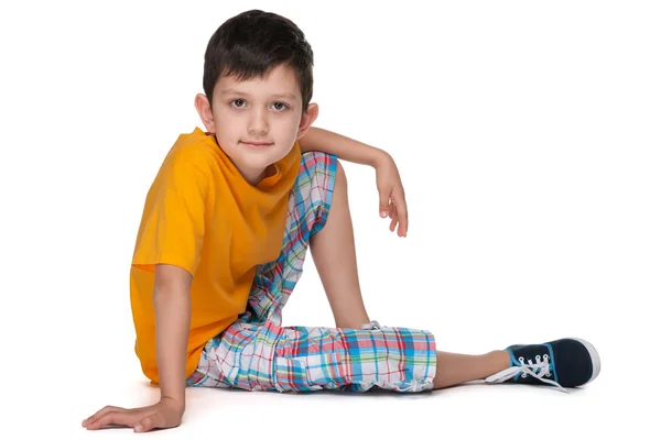 Kleine jongen in een gele overhemd — Stockfoto