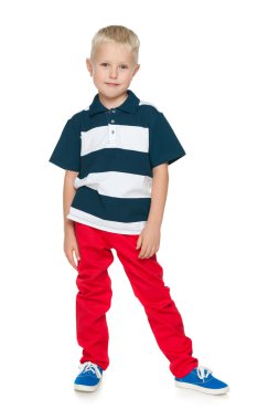 Kırmızı pantolon yakışıklı genç çocuk