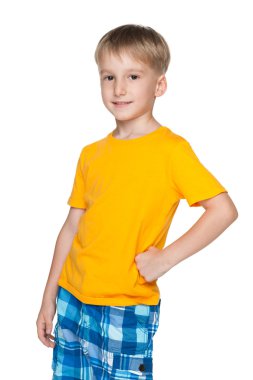 Sarı tişörtlü küçük sarışın çocuk