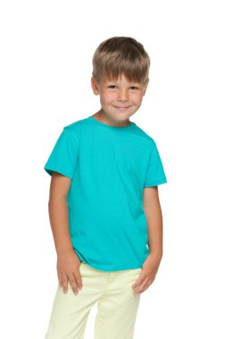 Mavi gömlekli küçük çocuk