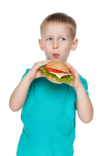 Liten pojke med hamburgare — Stockfoto