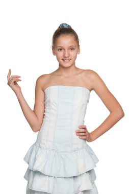 Beyaz karşı gülümseyen sarışın kız