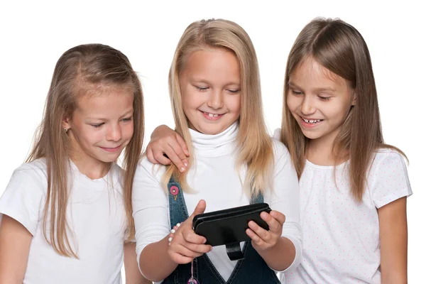 Groep van meisjes met een smartphone — Stockfoto