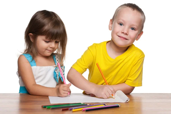 Los niños dibujan en el escritorio —  Fotos de Stock