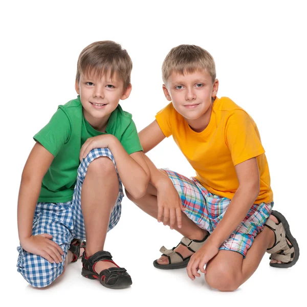 Twee jonge jongens zitten samen — Stockfoto