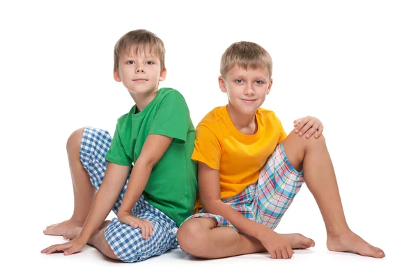 Zwei kleine Jungen sitzen zusammen — Stockfoto