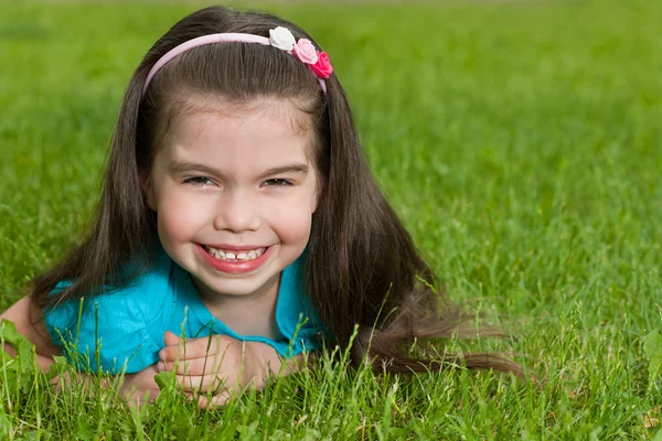 Gelukkig klein meisje op het gras — Stockfoto