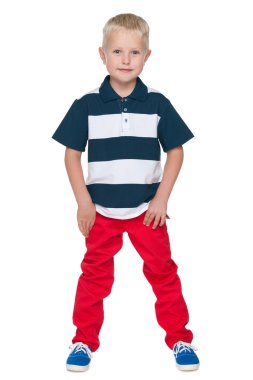 Kırmızı pantolon yakışıklı genç çocuk