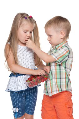 İki çocuk çilek yemek