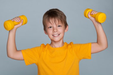 Yakışıklı dumbbells ile yapmak egzersizleri