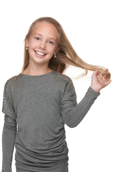 Menina sorridente com cabelo fluindo — Fotografia de Stock