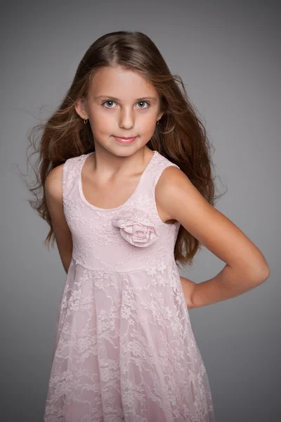 Adorable niña con el pelo que fluye —  Fotos de Stock