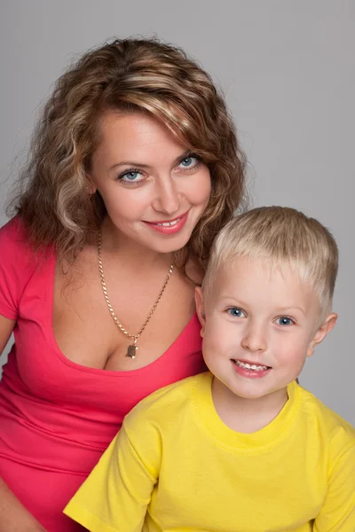 Piccolo ragazzo biondo e sua madre — Foto Stock